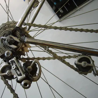 Campagnolo-Schaltwerk, Freilauf und Kette von unten fotografiert