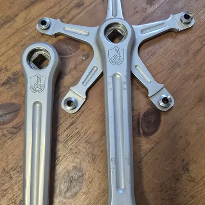 Campagnolo-Kurbelarme auf der Werkbank