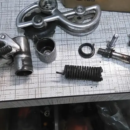 Campagnolo-Schaltwerk, komplett zerlegt