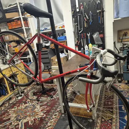 Rotes Cinelli-Rennrad im Montageständer