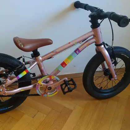 Fertiges Custom-Kinderrad in Roségold