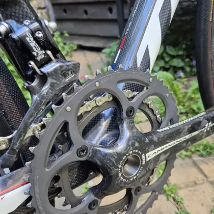 Detailaufnahme einer Campagnolo-Carbon-Kurbel