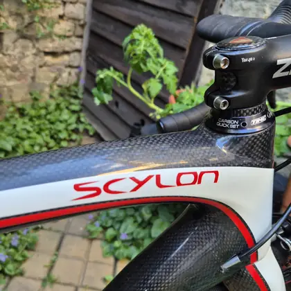 Detailaufnahme von Steuersatz und Vorbau an einem Carbon-Rennrad