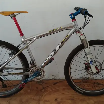 Silberner Retro-Mountainbike-Aufbau