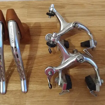 Paar Shimano-600-Bremsen mit Bremshebeln auf Holz